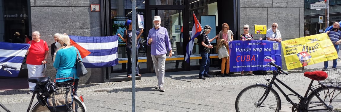 Kundgebung gegen die US-Blockade Kubas vor der Commerzbankfiliale  in der Berliner Friedrichstraße