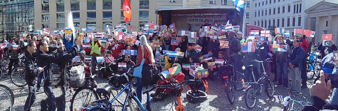 Abschlusskundgebung der Fahrraddemo gegen die US-Blockade gegen Kuba am Pariser Platz